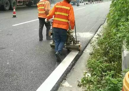 小知識(shí)：道路標(biāo)線漆有底漆和固化劑嗎？