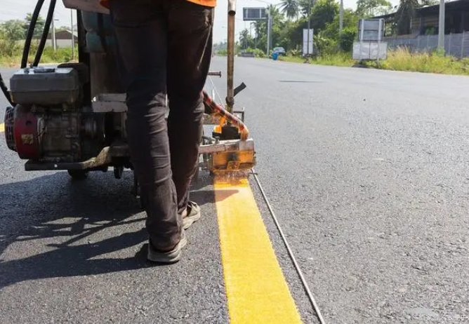道路熱熔標線施工在春、夏兩季施工分別應注意哪些事項？